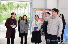 연구시설 살펴보는 권재한 농촌진흥청장