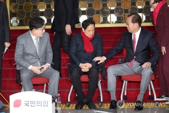 단식농성 하고 있는 박수영 의원 찾은 권영세-권성동