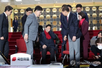 단식농성 하고 있는 박수영 의원 찾은 권영세-권성동