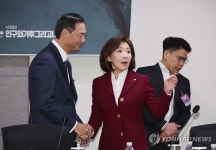 인사하는 나경원 의원과 모스 탄 전 미 국제형사사법대사