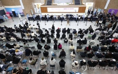 천원주택 접수처에 몰린 예비 입주자들