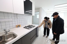 천원주택 살펴보는 예비 입주자들