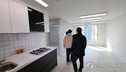 천원주택 살펴보는 예비 입주자들