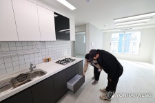 천원주택 살펴보는 예비 입주자들