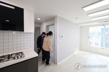 천원주택 살펴보는 예비 입주자들