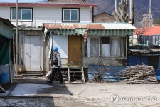 주민 대피시키는 경찰