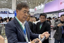 인터배터리 2025 찾은 신학철 LG화학 부회장