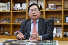 연합뉴스와 인터뷰하는 유용원 의원