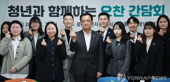 최상목 권한대행, 청년 오찬간담회 참석자와 함께