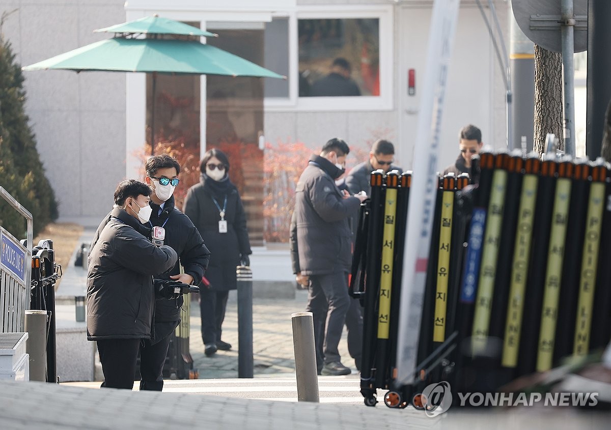 한남동 관저 앞, 윤 대통령의 정치적 운명 결정되는 긴장 속 탄핵심판