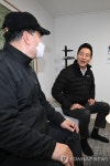 유원하나아파트 재입주민과 인사하는 오세훈 서울시장