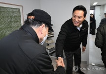 유원하나아파트 재입주민과 인사하는 오세훈 서울시장