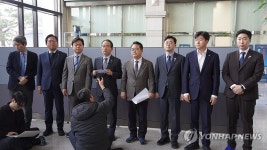 금감원 항의 방문한 민주당 의원들