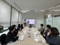 [게시판] 유니드, 발달장애인 예술가와 도자기 제작 체험
