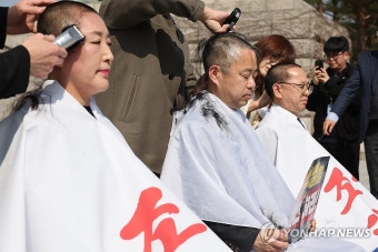 윤석열 대통령 조기파면 촉구 삭발하는 더불어민주당 의원들