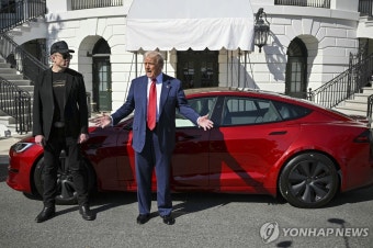 트럼프, 테슬라 車 시승·직접구매…