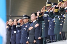 공군사관학교 임관식, 국기에 경례하는 최상목 권한대행