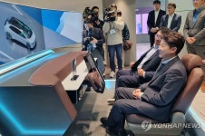 LG에너지솔루션 기술 체험하는 이준석 의원