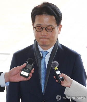 취재진 질문 듣는 이창수 지검장