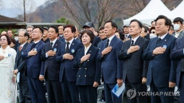 찬란한 봄볕에 물들며 걷는 길…3·15의거 65주년 기념식 거행