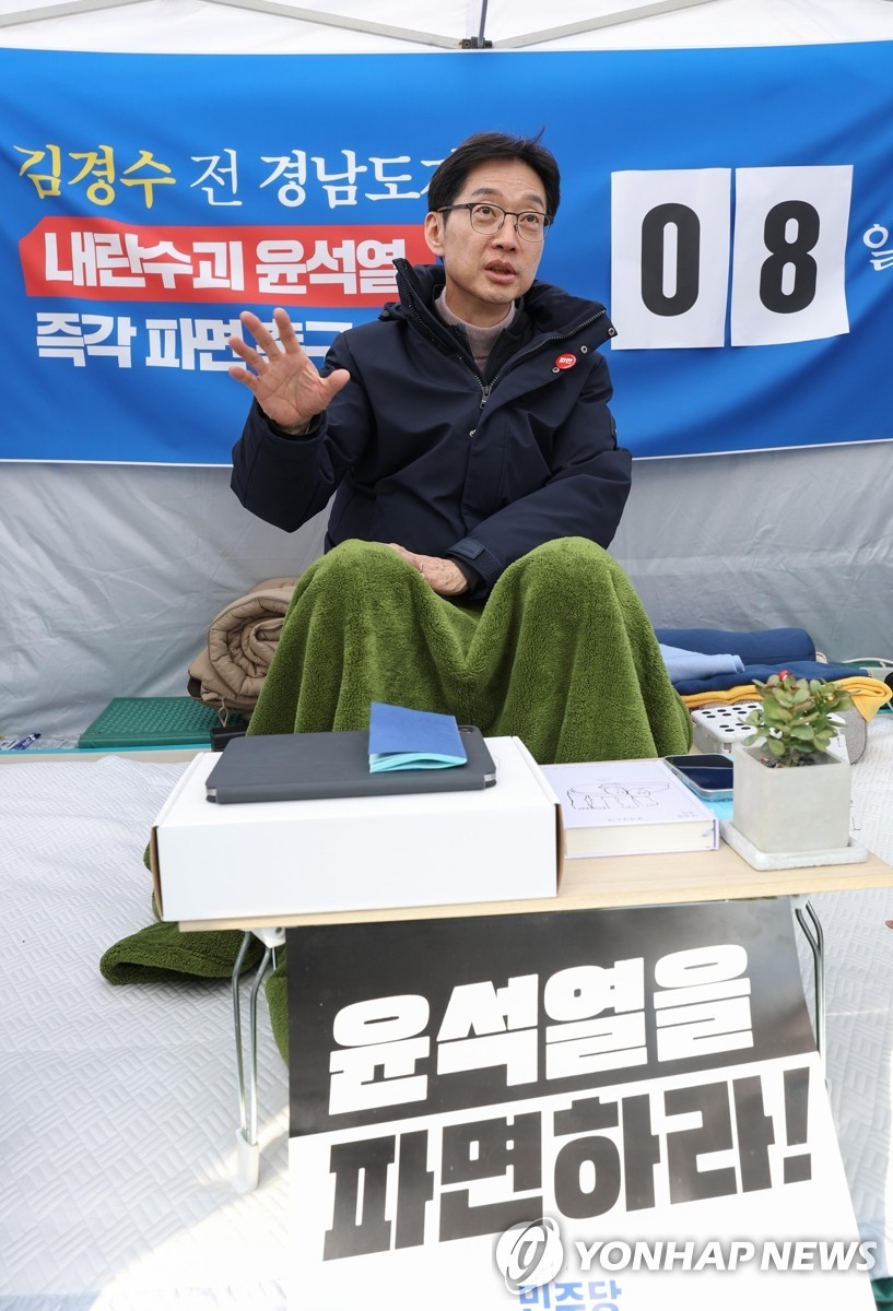 민형배 의원, 단식 8일째 병원 이송...윤석열 대통령 파면 촉구 계속