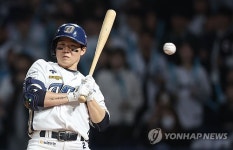 LG 에르난데스, 5⅔이닝 7K 무실점…NC 박민우, 헤드샷 병원행