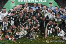 뉴캐슬, 리버풀 꺾고 리그컵 제패…70년 만에 푼 우승 갈증