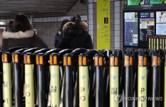 안국역 출구에 설치된 안전펜스