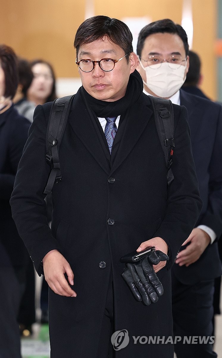 김용현 전 장관, 내란 혐의 재판 공개로 전환: 공방 속 관심 집중