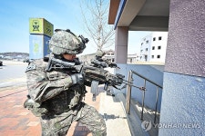 출입구 탐색하는 특수기동지원여단 장병들