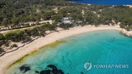 그만 좀 와 스페인 관광지 이비사섬 주민들 바위로 길 막아