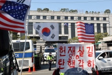 헌재 건너편 윤 대통령 지지자