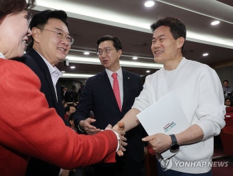 국민의힘 의원들과 인사 나누는 전한길