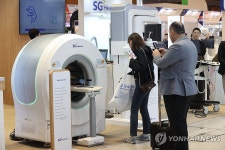 의료기기 둘러보는 외국인 참관객