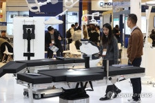 의료기기 둘러보는 외국인 참관객들