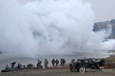 도하지점 정찰 준비하는 장병들