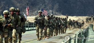 연합부교 건너는 장병들