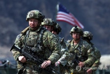 연합부교 건너는 장병들