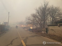 의성군, 대형 산불 확산에 의성읍 일부 주민에 대피령