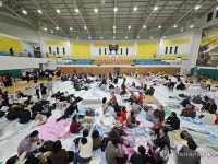 의성 산불 실내체육관으로 대피한 주민들