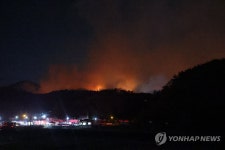 울주 산불 야간에도 진화작업 계속…진화율 70%