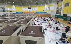 의성 산불 대피소에서 밤 지샌 이재민들