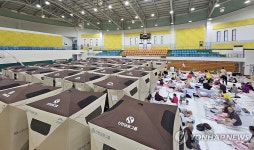 의성 산불 대피소에서 밤 지샌 이재민들