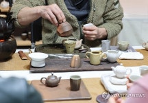 아름다운 다기로 마시는 차