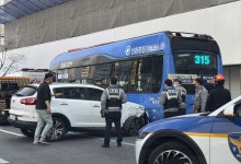 대전 둔산동서 SUV가 시내버스와 승용차 추돌…2명 다쳐