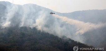 산림청 헬기…산청 산불 진화 작업