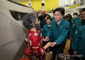 산불 이재민 위로하는 권성동 원내대표