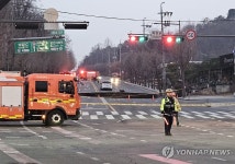 강동구 대명초 인근 사거리서 싱크홀 발생…1명 부상
