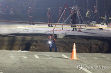 싱크홀 내부 구조 작업 나서는 소방대원