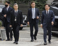 밀착 경호 받으며 재판 향하는 이재명 대표